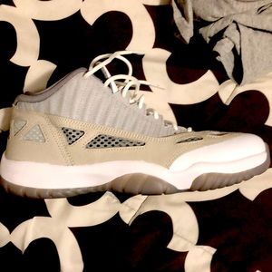 Jordan 11 low IE orewood brown